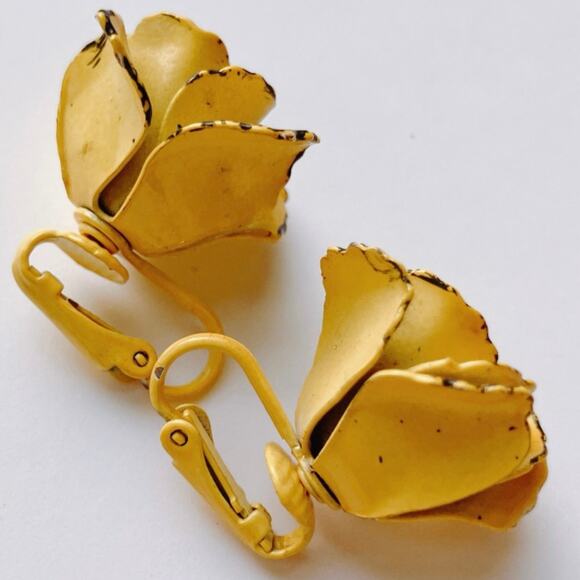 VTG Mid Century Clip On Earrings Yellow Enamel Flower 1950s Mod Retro Colorful - Picture 5 of 10
